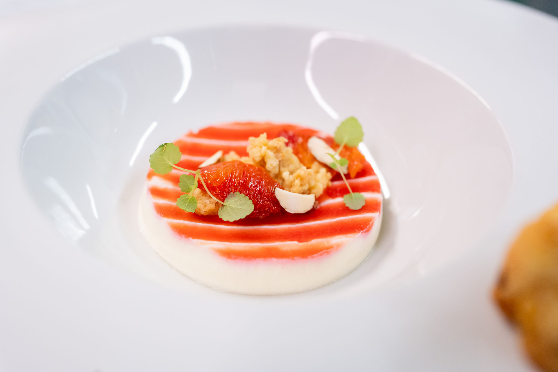 Dessert mit Erdbeere und Sauce