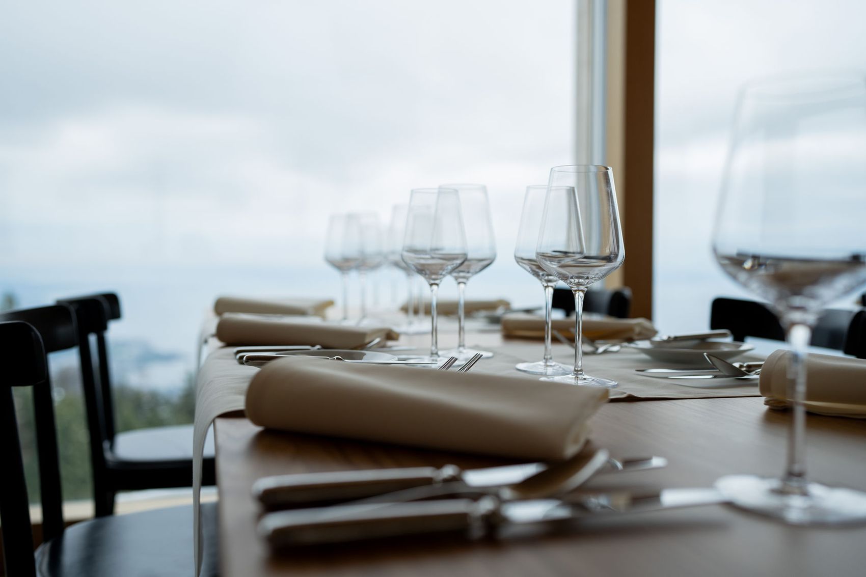 Eingedeckter Tisch mit gerollter Stoffserviette, Besteck und Weinglas
