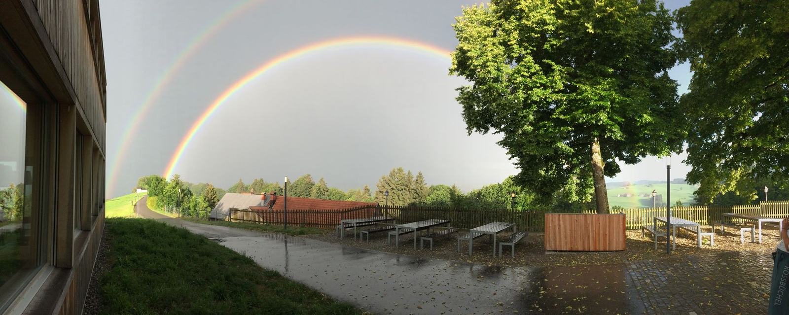 Doppelter Regenbogen über der Nordterrasse nach einem Regenschauer
