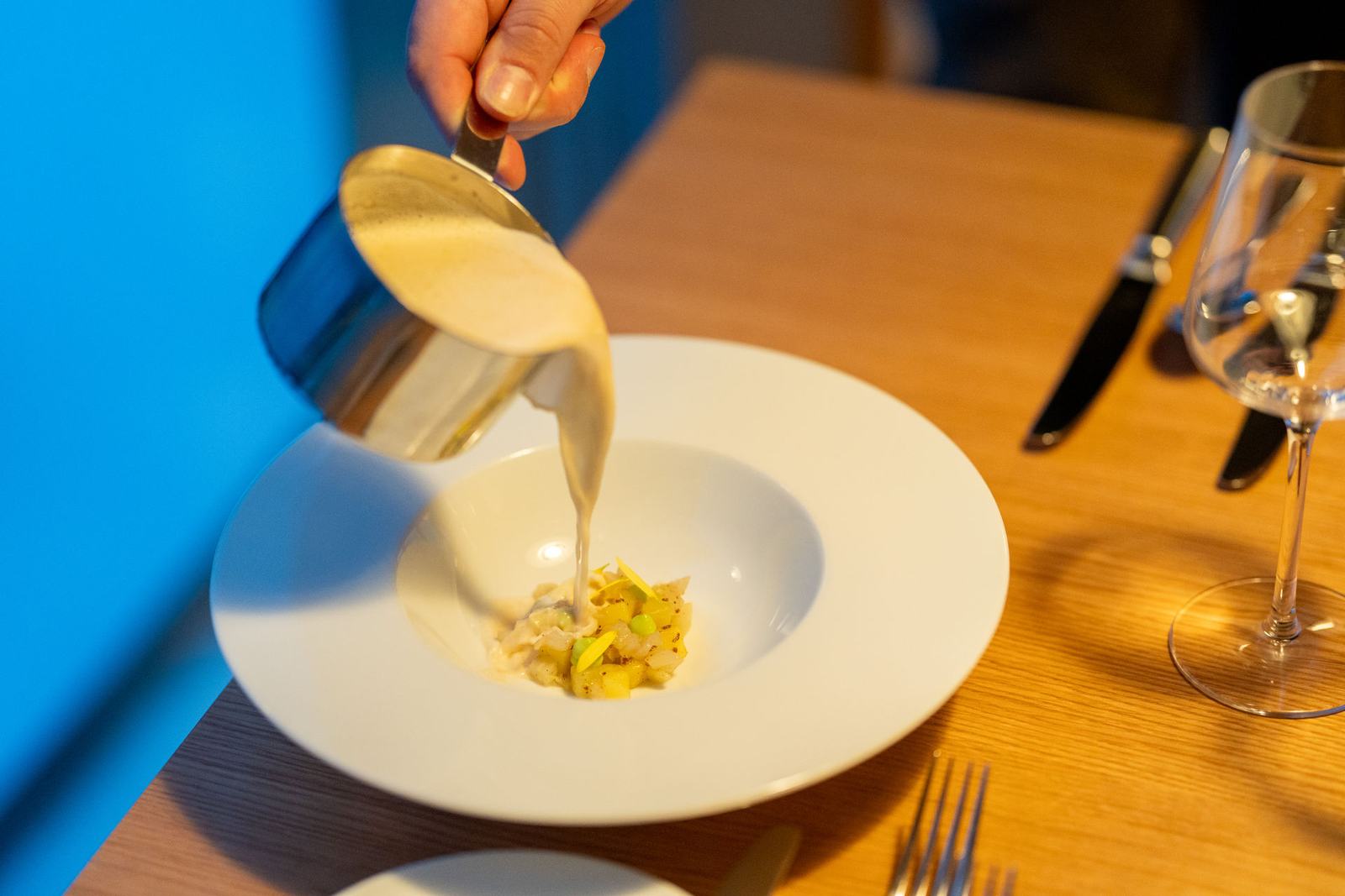 Suppe wird am Tisch angegossen