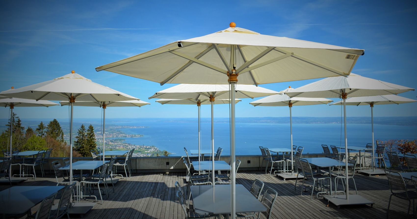 Nordterrasse bei Tag mit geöffneten Sonnenschirmen und Blick über den Bodensee
